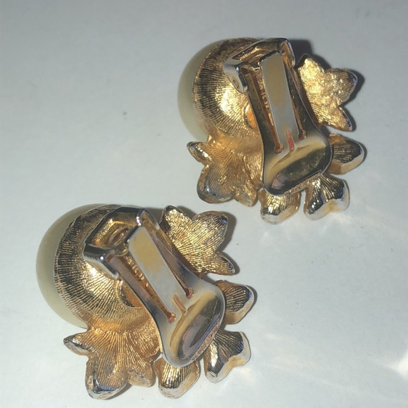 Kenneth Jay Lane KJL Vintage Gold Tone Faux Pearl CZ Rhinestone Clip On Earrings - Picture 6 of 8